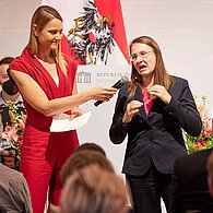 Von links: Katharina Kramer Demokratiewerkstatt, Nationalratsabgeordnete Katharina Werner (NEOS)