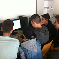 5 Schüler schauen auf ihren gemeinsamen Monitor.