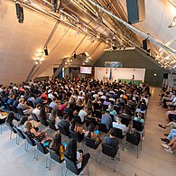 Ehrung der Schulklassen, welche vier mal an Demokratiewerkstätten oder Workshops teilgenommen haben. Blick Richtung VeranstaltungsteilnehmerInnen