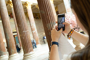 Die Säulenhalle im Österreichischen Parlament wird mit einem Handy fotografiert