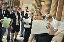 Schüler:innen bei einer Führung in der Säulenhalle des Parlaments