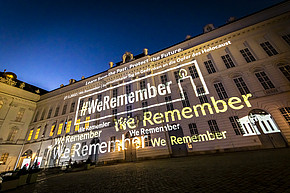Projektion Schriftzug "Remember" auf die Fassade des Parlaments in der Hofburg