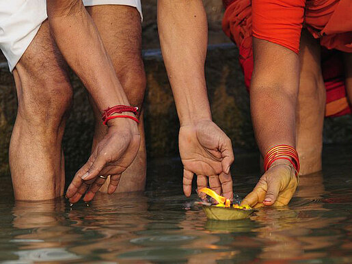 Ganges Ritual c richlindie Clipdealer