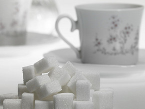 Zuckerwürfel und Tasse