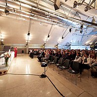 Einleitende Worte durch Parlamentsdirektor Harald Dossi. Blick Richtung VeranstaltungsteilnehmerInnen