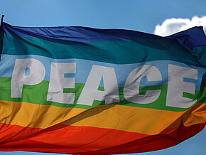Fahne Regenbogen Friede c maimento Clipdealer Fahne in Regenbogenfarben mit Aufschrift "Peace"