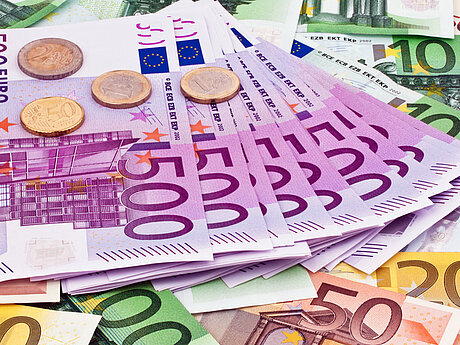 Euro-Geldscheine und Münzen