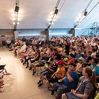 Ehrung der Schulklassen, welche vier mal an Demokratiewerkstätten oder Workshops teilgenommen haben. Blick Richtung VeranstaltungsteilnehmerInnen