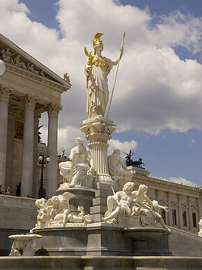 Pallas Athene Brunnen Parlament 2 c Parlamentsdirektion Christian Hikade Die Statue der Pallas Athene vor dem Österreichischen Parlament