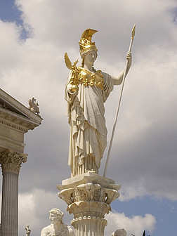 Ansicht des Pallas Athene Brunnens vor dem Eingang Ringstraße