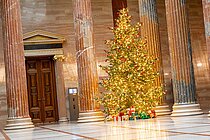 Der prachtvoll beleuchtete Christbaum in der Säulenhalle des Parlaments