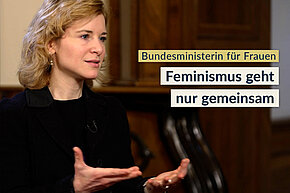 Frauenministerin Eva-Maria Holzleitner beim Interview mit der DemokratieWEBstatt