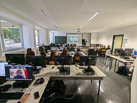 Schüler:innen des BG/BRG Schwechat beim Chatten