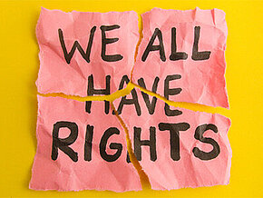 Handgeschriebener Zettel mit der Aufschrift "We all have Rights"