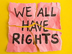 Zerissener Zettel mit der Aufschrift "We all have rights"