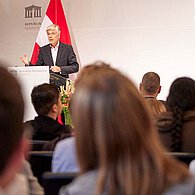 Einleitende Worte durch Parlamentsdirektor Harald Dossi