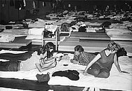 Historisches Bild zeigt ein Flüchtlingslager in der Wiener Stadthalle für Flüchtlinge aus der CSSR