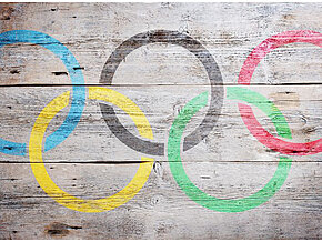 Olympische Ringe auf Holzbrett