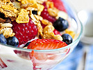 Eine Schale mit Müsli, frischen Beeren und Joghurt