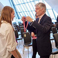 Offizielle Ehrung der Demokratiewerkstatt-Profis, Überreichung der Medaillen, Parlamentsdirektor Harald Dossi