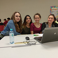 Vier Schülerinnen vor ihrem gemeinsamen Laptop im Klassenzimmer