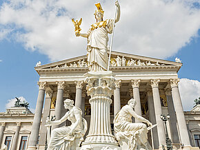 Parlamentsgebäude Aussenansicht, Pallas Athene Brunnen