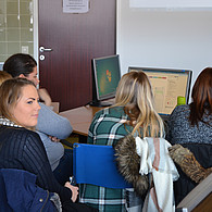 Blick auf den Bildschirm einer Schülerinnengruppe beim Chat.