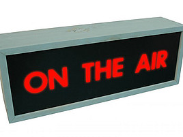 Eine Leuchtanzeige mit der Aufschrift "On the Air"