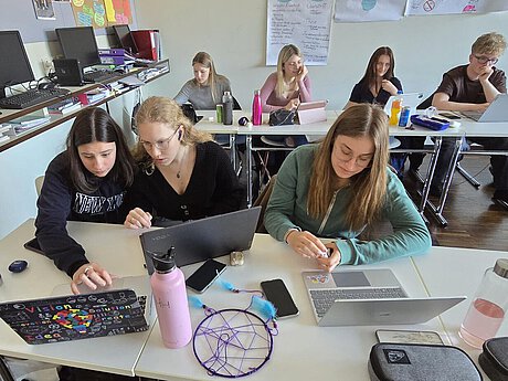 Gruppe von Schüler:innen vor ihren Laptops