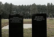 Schwarze Gedenksteine, die an den Holocaust in Auschwitz erinnern. 