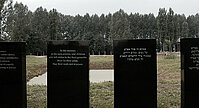 Schwarze Gedenksteine, die an den Holocaust erinnern
