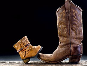 Ein großer und ein kleiner Cowboystiefel