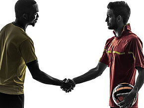 Fussballer zwei Maenner Handshake c ostill Clipdealer Handshake zwischen zwei Fußballern