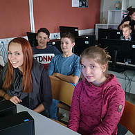 Blick ins Klassenzimmer mit Schüler und Schülerinnen vor ihren Computern.