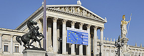 Plakat an der Frontseite des Hohen Hauses: Aufruf zur Europawahl