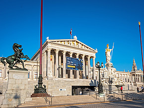 Parlamentsgebäude mit Banner zum Tag der offenen Tür