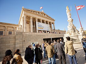 Besucherinnen und Besucher vor dem Parlament