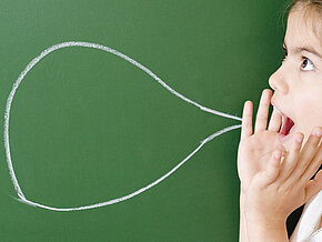 Maedchen Nachricht auf Tafel c oneblink Clipdealer Mädchen mit Sprechblase