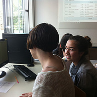 Zwei Schülerinnen vor ihrem gemeinsamen Computer.